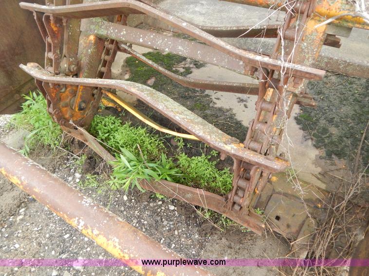 image for item G3235 John Deere elevating scraper