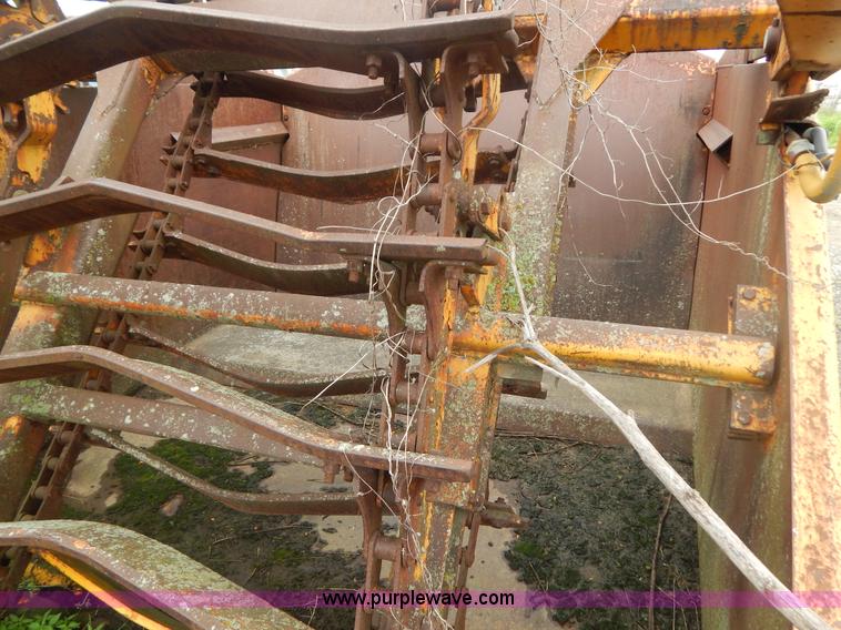 image for item G3235 John Deere elevating scraper