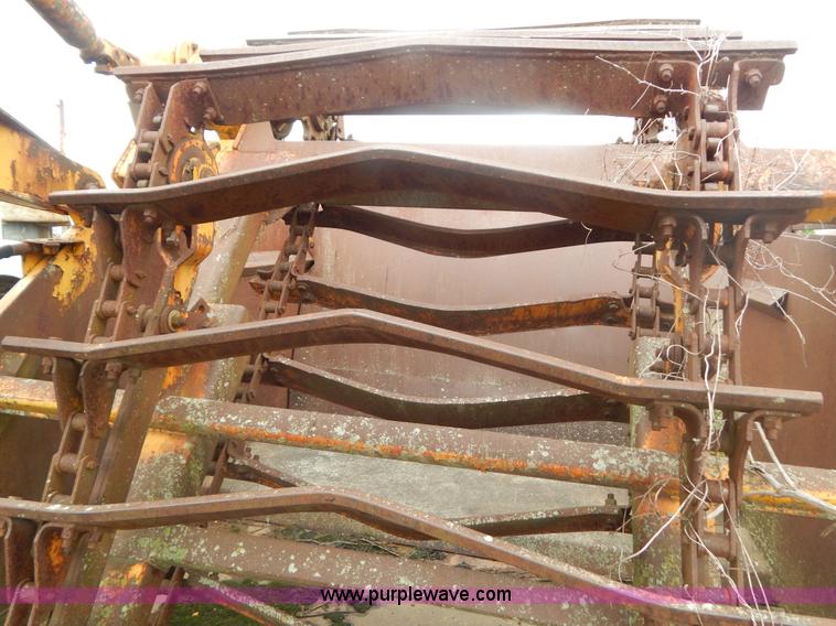 image for item G3235 John Deere elevating scraper