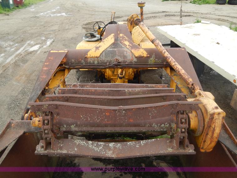 image for item G3235 John Deere elevating scraper