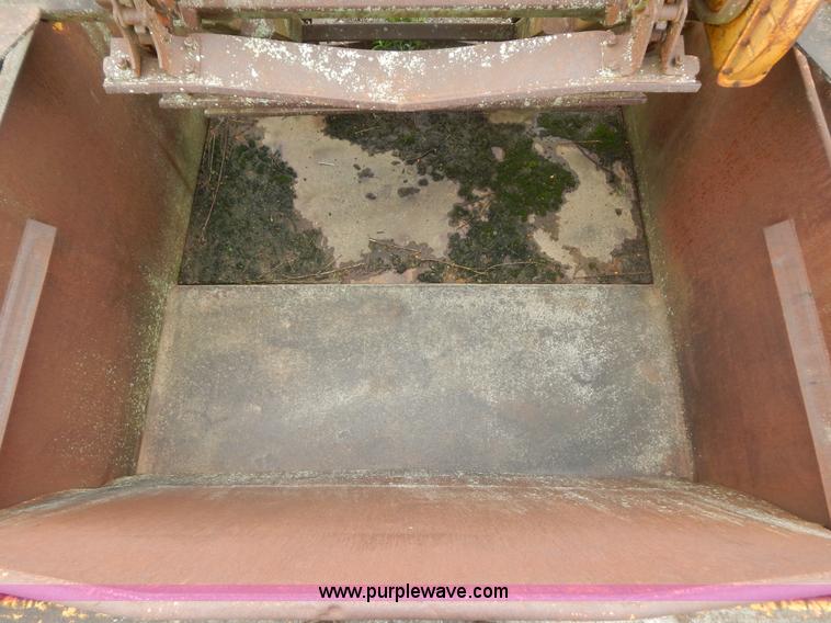 image for item G3235 John Deere elevating scraper