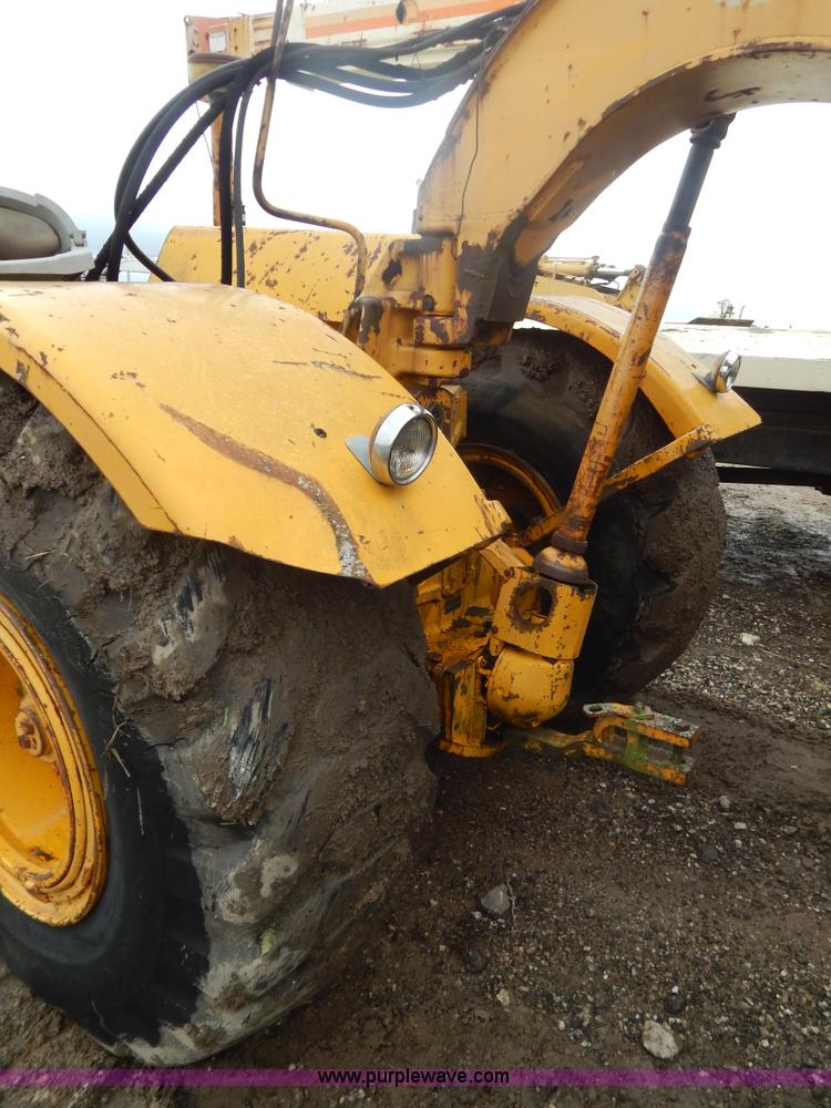 image for item G3235 John Deere elevating scraper