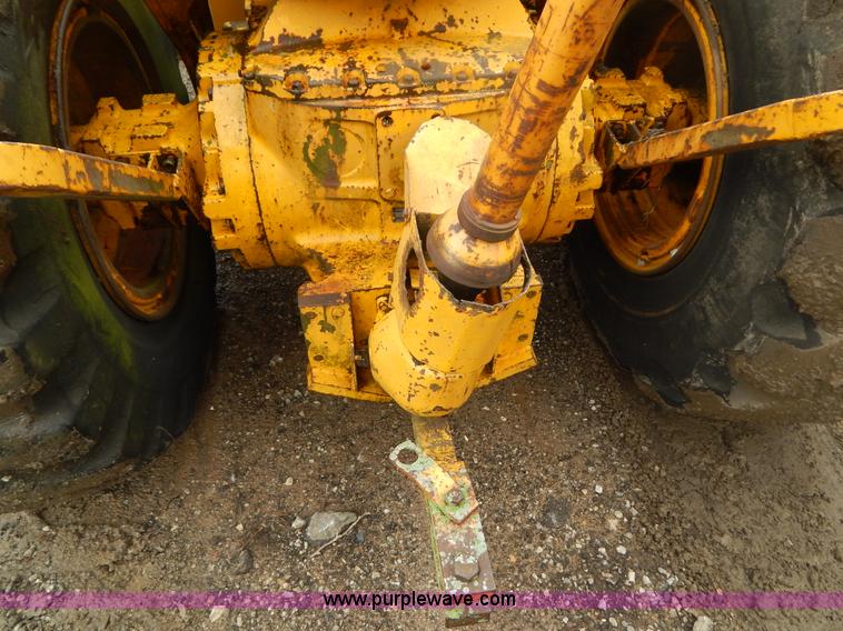 image for item G3235 John Deere elevating scraper