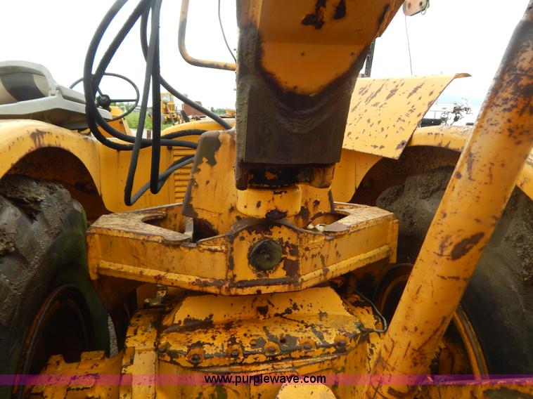 image for item G3235 John Deere elevating scraper