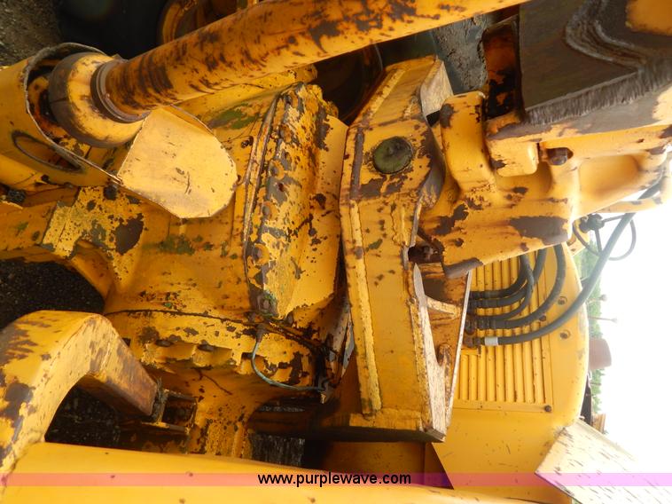 image for item G3235 John Deere elevating scraper