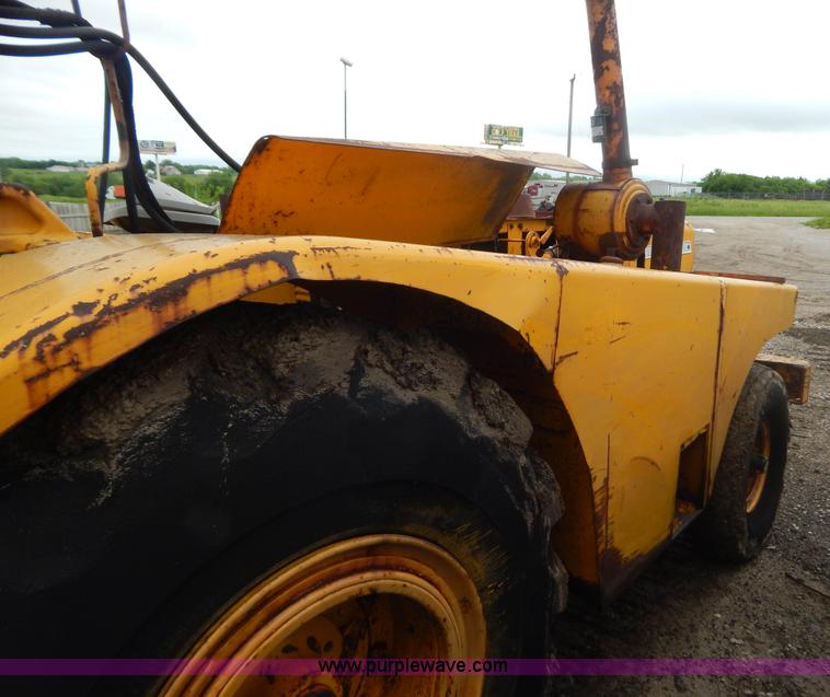 image for item G3235 John Deere elevating scraper