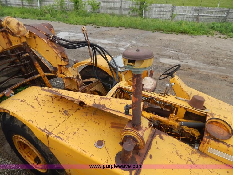 image for item G3235 John Deere elevating scraper