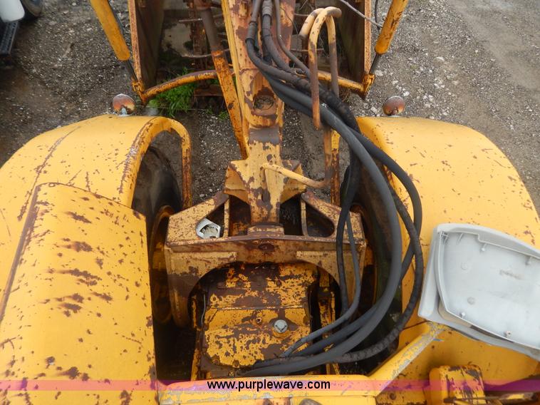 image for item G3235 John Deere elevating scraper