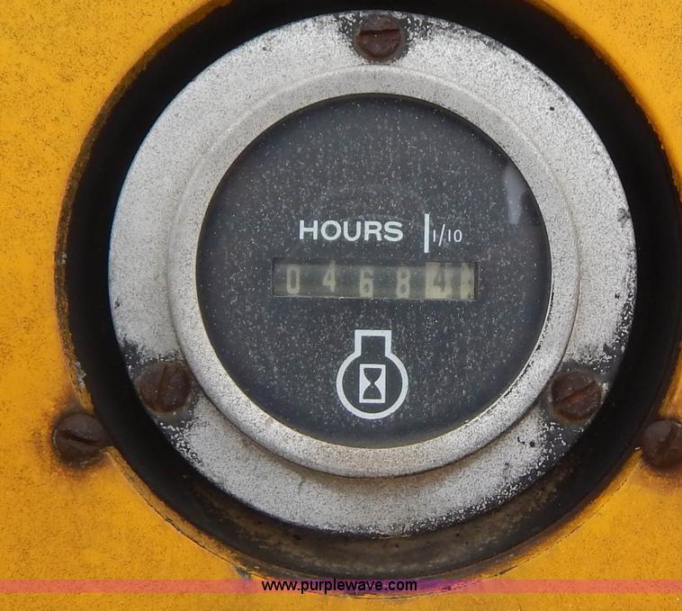 image for item G3235 John Deere elevating scraper