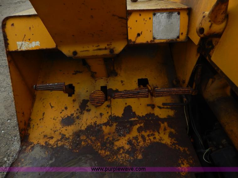 image for item G3235 John Deere elevating scraper