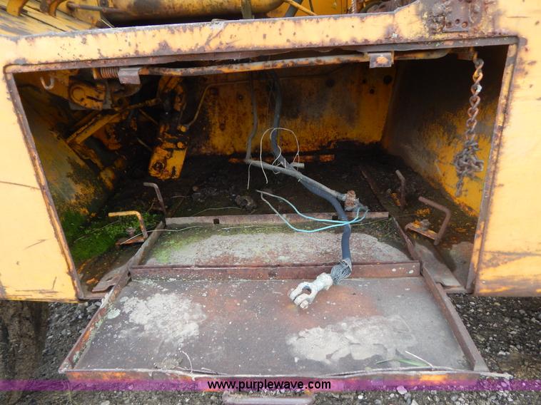 image for item G3235 John Deere elevating scraper