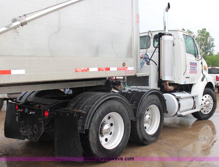 image for item G5089 2005 Sterling A9500 semi truck