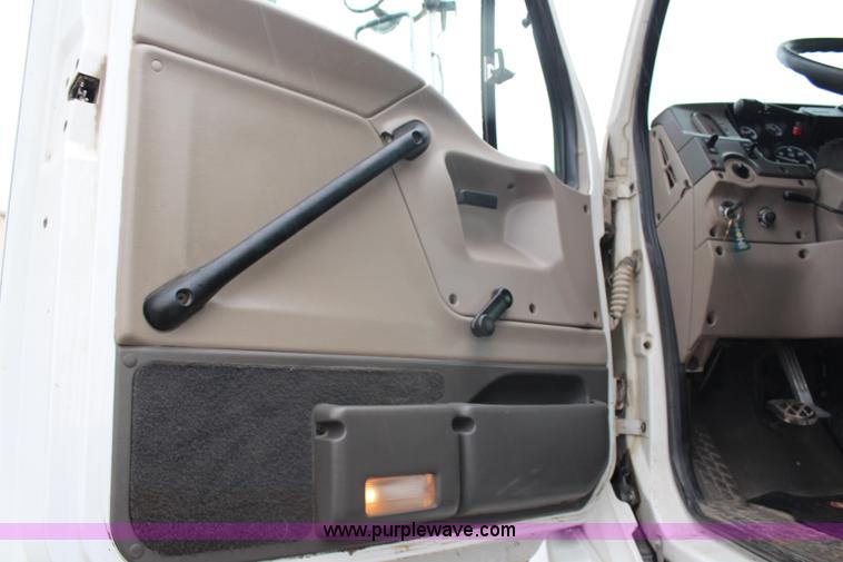 image for item G5089 2005 Sterling A9500 semi truck