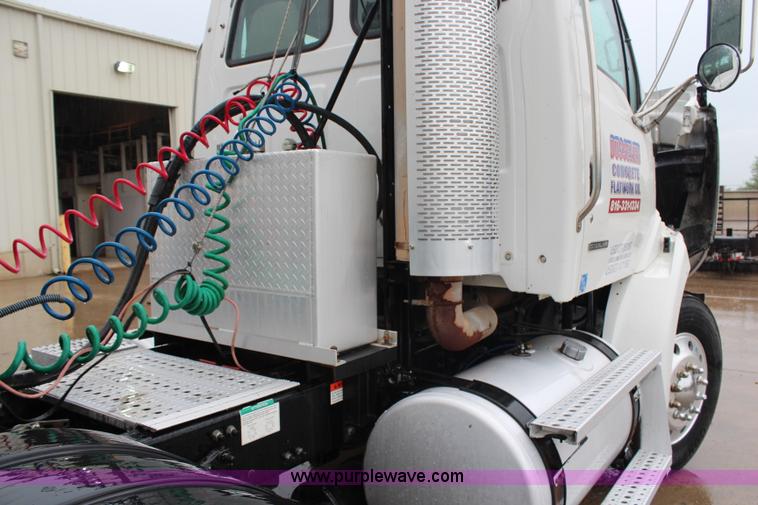 image for item G5089 2005 Sterling A9500 semi truck