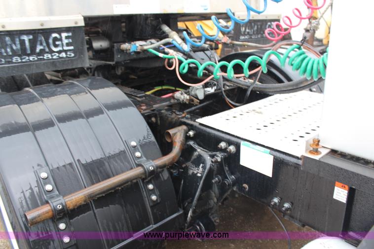 image for item G5089 2005 Sterling A9500 semi truck