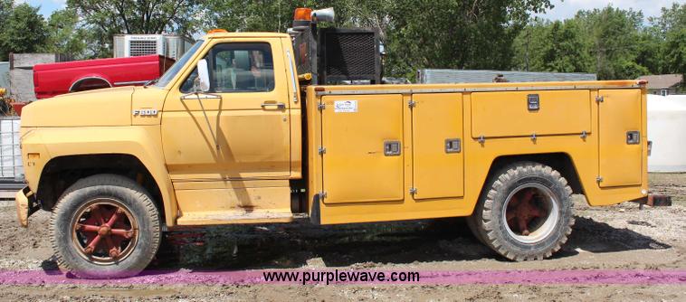 image for item G5128 1988 Ford F600 service truck