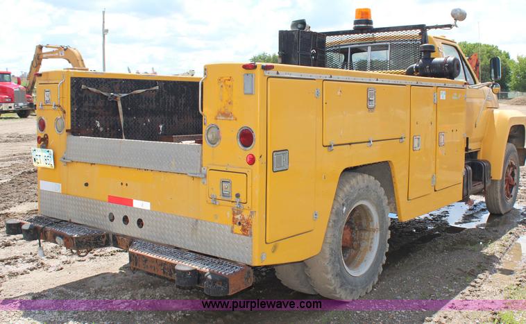 image for item G5128 1988 Ford F600 service truck