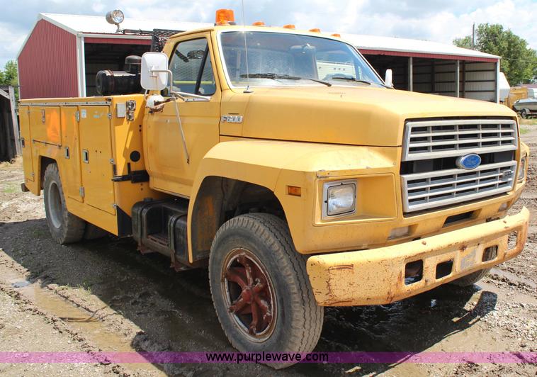 image for item G5128 1988 Ford F600 service truck