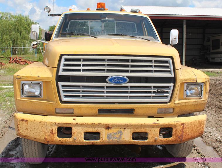 image for item G5128 1988 Ford F600 service truck