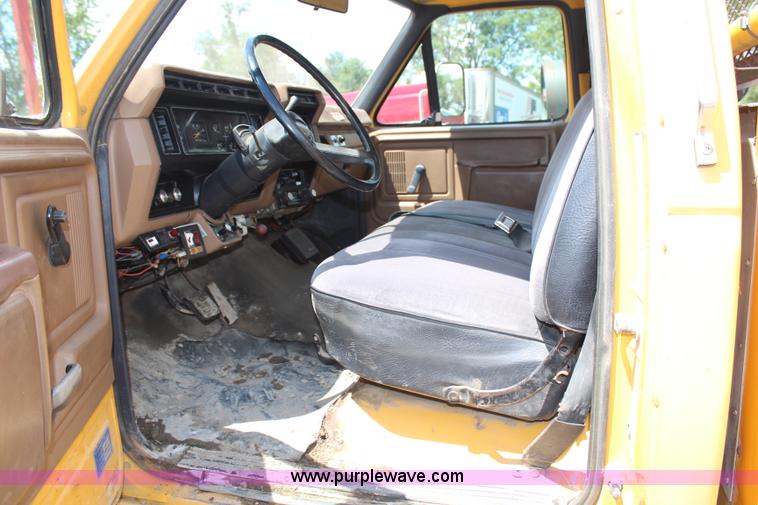 image for item G5128 1988 Ford F600 service truck