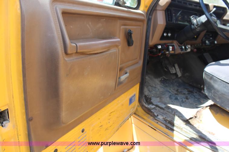 image for item G5128 1988 Ford F600 service truck