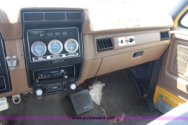 image for item G5128 1988 Ford F600 service truck