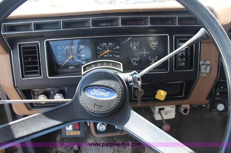 image for item G5128 1988 Ford F600 service truck