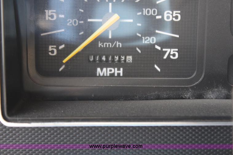 image for item G5128 1988 Ford F600 service truck