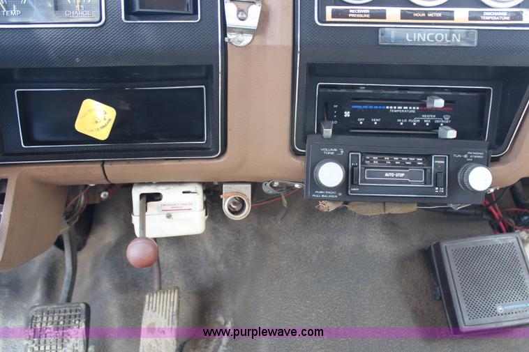 image for item G5128 1988 Ford F600 service truck