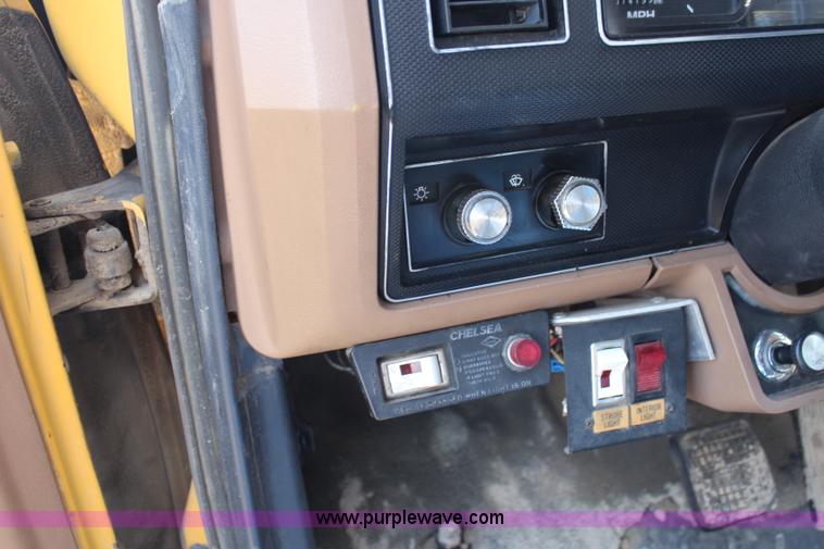 image for item G5128 1988 Ford F600 service truck