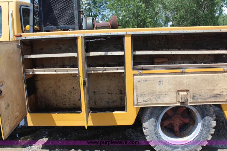 image for item G5128 1988 Ford F600 service truck