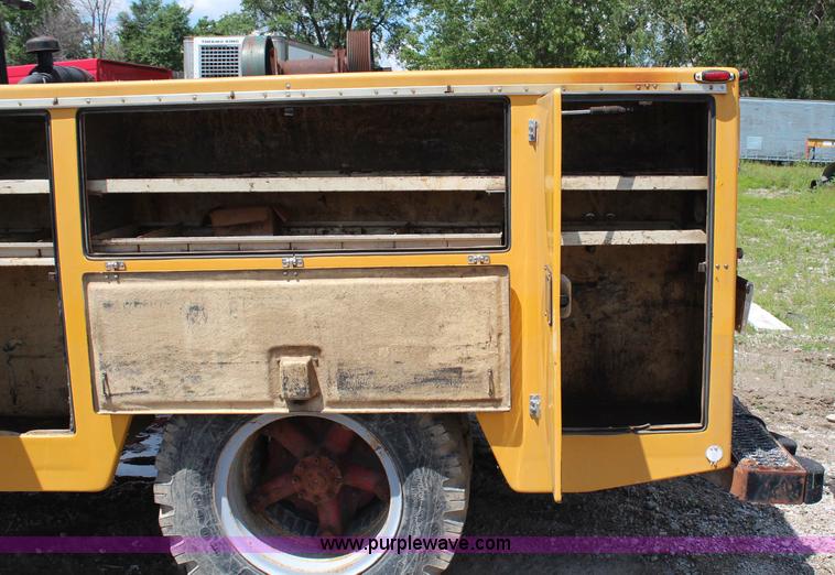 image for item G5128 1988 Ford F600 service truck
