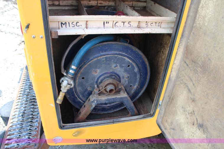 image for item G5128 1988 Ford F600 service truck