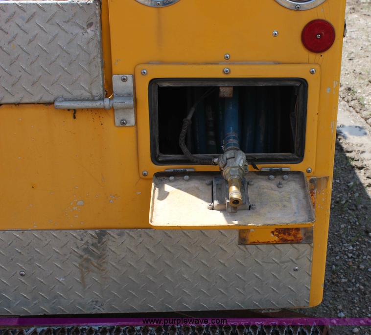 image for item G5128 1988 Ford F600 service truck