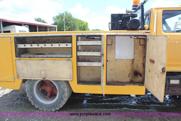 image for item G5128 1988 Ford F600 service truck