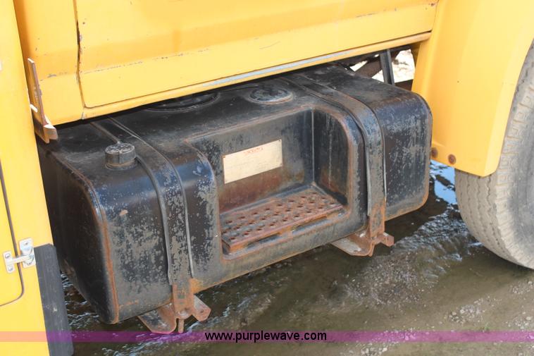 image for item G5128 1988 Ford F600 service truck