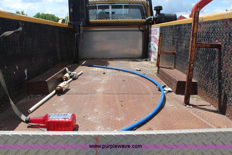 image for item G5128 1988 Ford F600 service truck