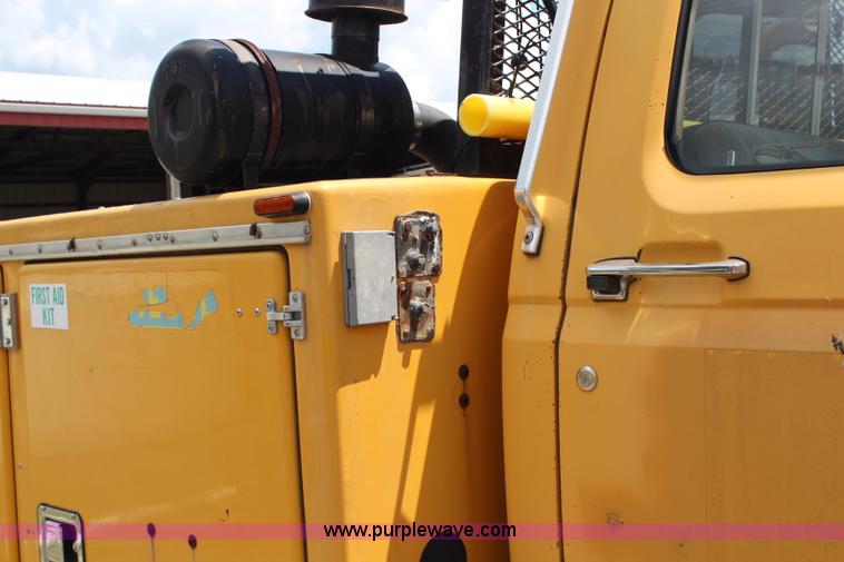 image for item G5128 1988 Ford F600 service truck