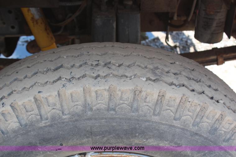 image for item G5128 1988 Ford F600 service truck