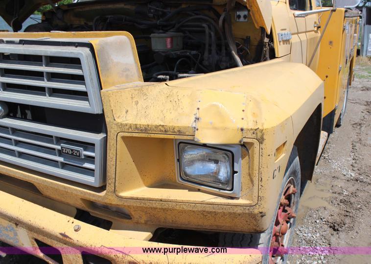 image for item G5128 1988 Ford F600 service truck