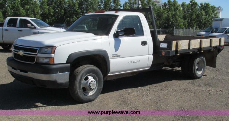 image for item G5144 2006 Chevrolet Silverado 3500 flatbed pickup truck