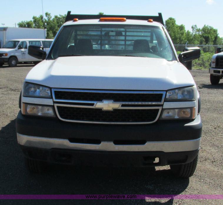 image for item G5144 2006 Chevrolet Silverado 3500 flatbed pickup truck