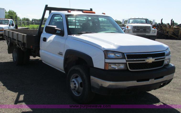 image for item G5144 2006 Chevrolet Silverado 3500 flatbed pickup truck