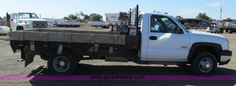 image for item G5144 2006 Chevrolet Silverado 3500 flatbed pickup truck