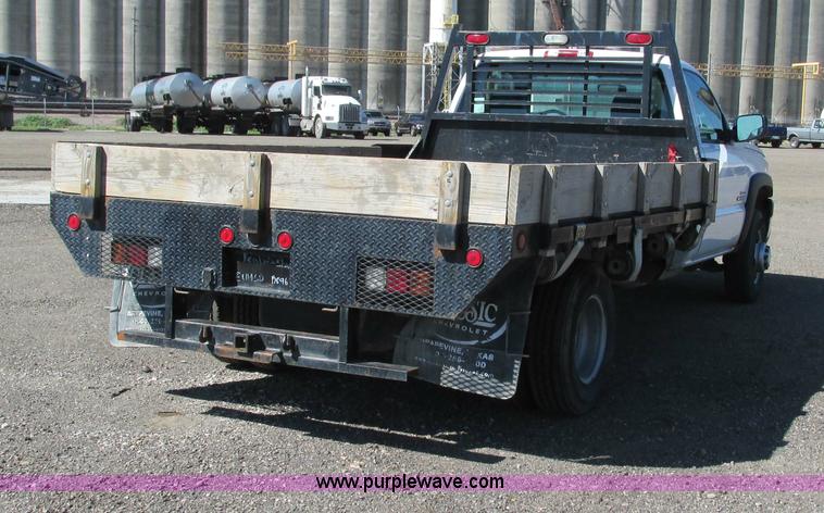 image for item G5144 2006 Chevrolet Silverado 3500 flatbed pickup truck