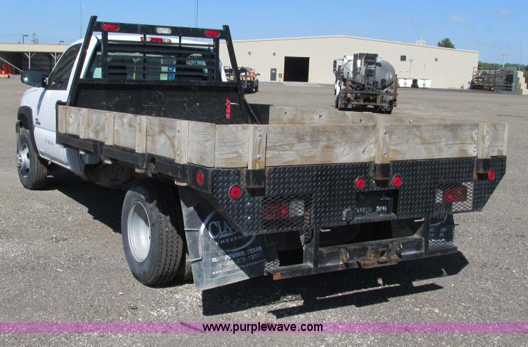 image for item G5144 2006 Chevrolet Silverado 3500 flatbed pickup truck