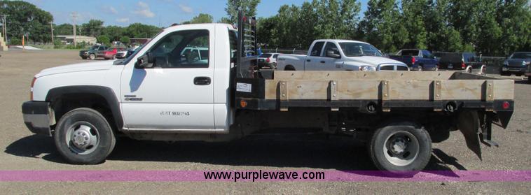 image for item G5144 2006 Chevrolet Silverado 3500 flatbed pickup truck