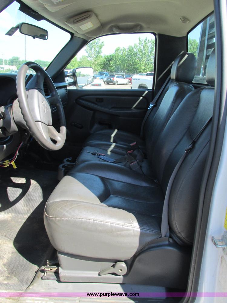 image for item G5144 2006 Chevrolet Silverado 3500 flatbed pickup truck