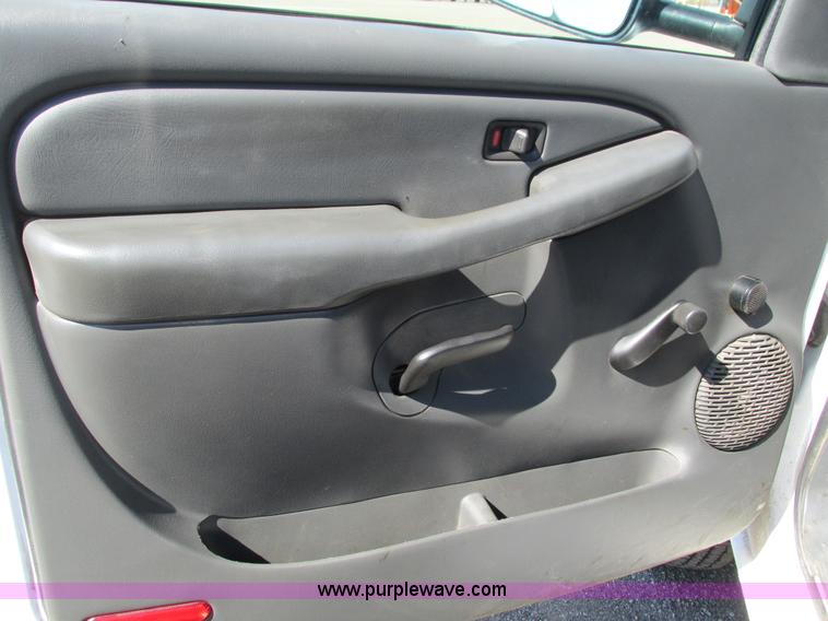 image for item G5144 2006 Chevrolet Silverado 3500 flatbed pickup truck