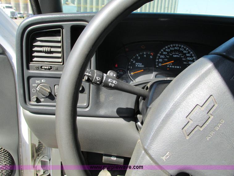 image for item G5144 2006 Chevrolet Silverado 3500 flatbed pickup truck